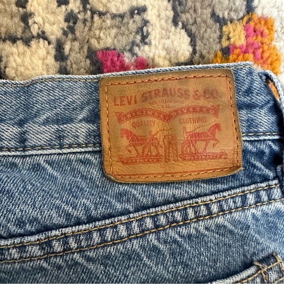 Red Line Selvedge Levi’s Icon Distressed Wedgie Fit Jean - Picture 4 of 16